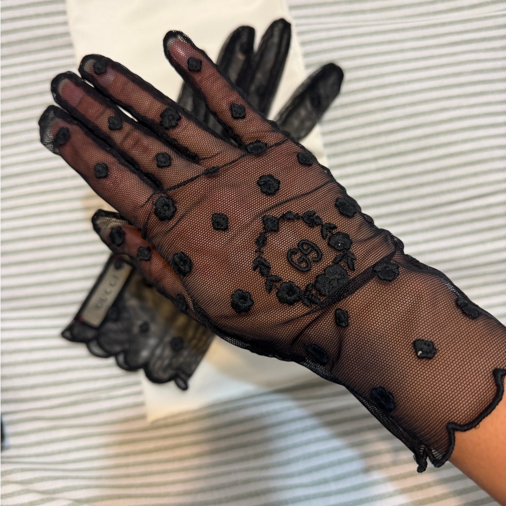 Authentic Gucci Accessories — Laurel Black Embroidered Tulle Gloves with Floral